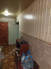 1/2 Доли в праве на комнату площадью 12,1 м² по адресу: Владимирская область, г. Александров, ул. Гагарина, д. 19, к. 233, кадастровый номер 33:17:000702:793. Контакт для осмотра: 8-901-161-34-53 (Вуколова Г.А.).