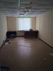 Здание склада с офисами 301,6 м² и участок 835 м², Сургут. Земельный участок, кадастровый номер: 86:10:0101212:894, площадь: 835 +/- 6 м2, категория земель: земли населенных пунктов, и нежилое здание — склад с офисными помещениями, 2 этажа, кадастровый номер: 86:10:0101212:524, площадь: 301.6 м2…