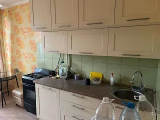Квартира 35,1 кв.м, г. Москва. Недвижимое имущество - жилое помещение– квартира, находящаяся в залоге у АО «ТБанк», площадью 35,10 кв.м, кадастровый номер: 77:08:0003006:4394, расположенная по адресу: г. Москва, бульвар Яна Райниса, д.20, корп.1, кв. 64. Возможно судебное выселение. Наличие…