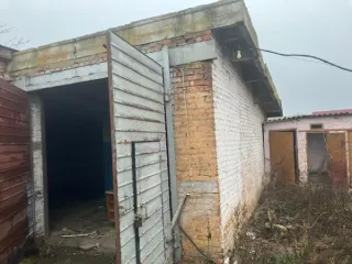 Административное здание 348.1 кв.м и гараж, Саратовская область. Имущественный комплекс: нежилое здание с кадастровым номером 64:39:000000:102, нежилое здание (гараж) с кадастровым номером 64:39:000000:103, расположенное на земельном участке с кадастровым номером 64:39:030235:15. Нежилое…