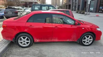 Toyota Corolla, 2007 года, 124 лс, 268074 км, АКПП, автомобиль на ходу, общее состояние удовлетворительное, салон тканевый со следами использования, осветительные приборы как внутри так снаружи в рабочем состоянии, имеются вмятины по кузову, автомобиль на литых дисках, пробег равен 268074 км…