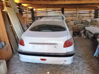 Peugeot 206, 2008 года, 75 лс, 350000 км. Легковой автомобиль Пежо206, год выпуска 2008, VIN VF32BKFWA72790272, номер двигателя 13186015814, государственный регистрационный знак Е130ЕУ178. Требуется ремонт.