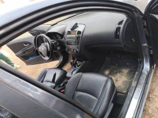 Kia Ceed, 2009 года, 122 лс, 262067 км, АКПП, vin XWEFF522390006537, СТС, ПТС и два ключа (один из них сломан), залог — нет, пробег 262к, по кузову очень много косяков, вмятин сколов и царапин, ржавое и дырявое и еще помятое левое крыло, ремонтировали левую сторону после дтп сделали плохо краска…
