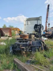 Грузовой тягач седельный марки МАЗ 643019-1420-010, 2015 г.в., г/н А628НК124, цвет кузова – белый, № шасси (рамы) Y3M643019F0000556.  Собственник – ООО "Абаканская металлургическая корпорация". В отношении ТС числится обременение в виде залога в пользу физического лица, не являющегося взыскателем…