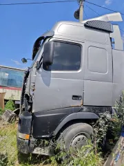 Volvo FH12380 седельный тягач 1996 года выпуска, синяя кабина. VIN: YV2A4B2A8TA249385, регистрационный знак Р167ХР 05. Рабочий объем 12130 см³, мощность 279.49 кВт/380 л.с., экологический класс не установлен. Имеются ограничения: запреты на регистрационные действия, ключи и документы отсутствуют…