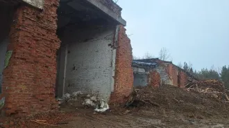 Единый недвижимый комплекс с кадастровым номером 11:04:0201001:389, (Производственный комплекс) состоящий из 5 объектов: - Гараж с ремонтной мастерской, кадастровый номер 11:04:0201001:259, площадью 1728 кв. м склад №3 кадастровый номер 11:04:0201001:255, площадью 37,3 кв. м Склад №2 кадастровый…