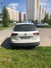 Автомобиль марки Volkswagen Tiguan, VIN: XW8ZZZ5NZKG215668, год выпуска 2018, цвет белый. Проблемы с кузовом и лакокрасочным покрытием (последствия ДТП): многочисленные сколы и повреждения ЛКП, вмятины (бампер передний, бампер задний, капот, крыша, задняя левая дверь, заднее правое крыло, правая…