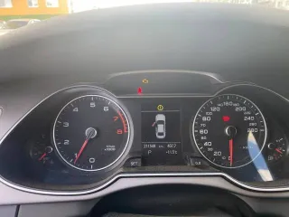 Audi A4 2013 (Audi А4), 2013 года, 170 лс, 211549 км, АКПП, легковой автомобиль, марка: Ауди, модель: А4, VIN: WAUZZZ8K0EA064044. Ошибка по коробке, нужен ремонт; по двигателю ошибки, работает ровно, не троит. Нужно поменять передний ступичный подшипник. По кузову есть сколы, небольшие царапины и…