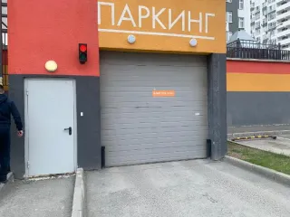 Машино-место площадью 13.3 кв.м, расположенное по адресу: Тюменская область, город Тюмень, проезд Ледниковый, дом 2, сооружение 1, машино-место №189. Кадастровый номер 72:17:1313004:9001. Основные конструктивные элементы: стены и перегородки железобетонные, внешние стены окрашены. Въезд и выезд со…