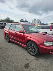 Subaru Forester 2002 года, 220 л.с., пробег 258322 км, полный привод, АКПП. Кузов SG5002107. Недостатки: автомобиль участвовал в ДТП, повреждены правая передняя фара, передний бампер, планка под передней правой фарой, решетка радиатора, возможны скрытые повреждения.