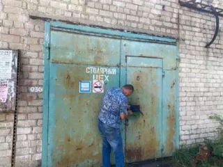 Административное здание, склады, гаражи 1368 м² Орловская область. Административное здание, назначение: нежилое, S - 300,5 м², 1968 г. Склад, назначение: нежилое, S - 118,5 м², 1952 г. Столярная мастерская, назначение: нежилое, S - 174,4 м², 1975 г. Гараж на 7 автомашин, назначение: нежилое, S -…