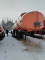 Нефаз 96742-03 2010 года, полуприцеп-цистерна оранжевого цвета. VIN: X1F96742BA0001118, госномер: АР584786. Имеет множественные сколы, местами коррозию, отсутствуют все колесные диски и резина.