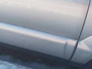 Kia Sportage, 2009 года, 141 л.с., серого цвета, VIN: XWEKH812DA0000618, ПТС 39 МУ 013369. Автомобиль имеет повреждения: заднее левое крыло - нарушение ЛКП (потертости), царапина длиной 80-90 см над передней и задней левой дверью (нарушение ЛКП), накладка передней левой двери - нарушение ЛКП…