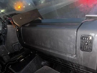 Scania 113 1992 года. Грузовой седельный тягач. На ходу или нет — неизвестно. Дефекты ЛКП, ржавчина, течь воды в салон, масляное запотевание в районе гидроцилиндра подъема кабины. Более подробное техническое состояние выясняйте самостоятельно в ходе осмотра.