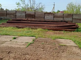 Металлическая труба длиной 12 м 90 см, диаметром 430 мм.
