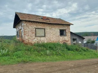 Нежилое здание 94,2 кв.м с земельным участком 207 кв.м, Свердловская область, Алапаевский р-н, с. Гостьково, ул. Ленина, д. 35. Здание (реестровый номер имущества - 33497), площадь 94,2 кв.м, кадастровый номер 66:01:5801001:510, с земельным участком площадью 207 кв.м, кадастровый номер…