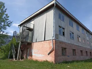 Нежилое здание общей площадью 3150,5 кв. м, расположенное на земельном участке площадью 5404 кв. м по адресу: Красноярский край, г. Шарыпово, мкр. Пионерный, 101/7. Кадастровые номера: 24:57:0000038:11 (земля), 24:57:0000038:220 (здание). Здание трехэтажное.