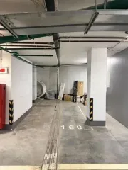 Машино-место площадью 13.3 кв.м по адресу: Москва, ул. Минская, д. 2, кадастровый номер 77:07:0006004:18002. Расположено на подземном этаже № -3. Фотографии имущества судебным приставом-исполнителем не предоставлены. Общие сведения об ограничениях и обременениях.