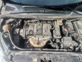 Автомобиль, Peugeot 307, 2007 г.в. VF33HNFUF84840462. Пробег 315000 по одометру, комплектация DSIG - климат, стеклоподъёмники все, АБС, панорамная крыша, Bluetooth, авто не на ходу - не заводится, причина неизвестна, кондиционер не работает, радиатор охлаждения основной течёт, машина давно стоит…