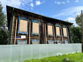 Дом жилой 243,1 кв.м. Тюменская область, г. Тобольск, ул. Семакова, д. 13. Нежилое здание, 2 этажа, общая площадь 243,1 кв.м. Материал наружных стен — деревянные. Объект культурного наследия регионального значения, находится в неудовлетворительном состоянии. Номер в реестре ЕГРОКН: 721510270980005…