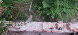 Земельный участок, площадь 251 +/- 6 кв.м., назначение: земли населенных пунктов, кадастровый номер: 63:01:0910008:1034 с ветхим строением, подлежащим сносу (общественный туалет) кадастровый номер: 63:01:0910008:982, адрес: Россия, Самарская область, г. Самара, Михаила Сорокина, д. 1а.