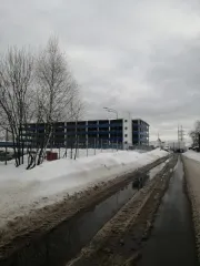 Машино-место площадью 21,5 кв.м, расположенное по адресу: город Москва, ул. Новоорловская, д. 5, корп. 1, этаж 4, место 235. Кадастровый номер: 77:07:0015009:5109.