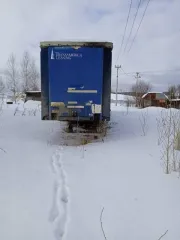 Прицеп Montracon 1996 года, идентификационный номер SMRC3A04496D54440. Техническое описание: Гнилой. Тент рваный, стойки сгнили и отвалились. Ворота плохие, резина под замену. Одно колесо отсутствует. Лопнули две пневмоподушки. Тент бока и крыша не работают.