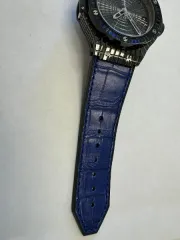 Hublot Big Bang Tutti Fruitti Dark Blue Caviar, б/у наручные часы «Hublot Big Bang Tutti Fruitti Dark Blue Caviar ref. 346.CD.1800.LR.1901» в круглом корпусе из металла темного цвета со вставками синего цвета. Часы имеют ремешок из материала синего цвета с замком из металла черного цвета. На…