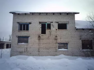 Нежилое здание, кад.№29:06:120110:308, площадью 366,5 кв.м., 
Расположенное по адресу: Российская Федерация, Архангельская область, р-н. Коношский, рп. Коноша, ул. Рабочая, д. 1, принадлежащее МУП "Жилкомсервис" на праве хозяйственного ведения