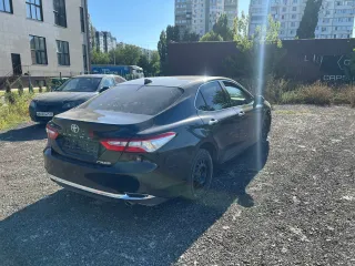 Toyota Camry 2023. VIN-номер LVGBC74K9PG647242, имущество в залоге ПАО "Совкомбанк". Транспортное средство на ходу, в рабочем состоянии. Отсутствует передний бампер. Отсутствуют щетки стеклоочистителя (дворники). Ознакомление с имуществом производится по адресу: Волгоградская область, г. Волгоград…