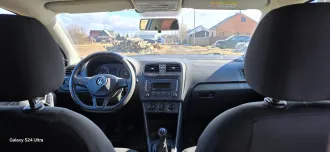 Volkswagen Polo 2019 года, белый цвет, VIN: XW8ZZZ61ZKG051234. Пробег 351161 км. Использовался в такси. Не на ходу, неисправен двигатель, демонтирован, находится в разобранном состоянии в багажнике автомобиля. Значительные повреждения, разрывы железа и вмятины по левой стороне автомобиля…