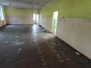 Школа 1057.2 м² котельная 121.6 м² Курская область Нежилое здание (школа) площадью 1 057,2 кв.м, кадастровый номер: 46:08:210301:408; нежилое здание (котельная) площадью 121,6 кв.м, кадастровый номер: 46:08:210301:407; земельный участок площадью 7880+/-62 кв.м, кадастровый номер: 46:08:210301:238…