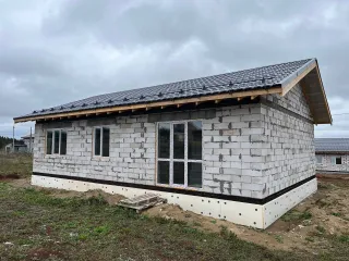 Дом 89.6 м², участок 1096 м², Пермский край, муниципальный округ Пермский, деревня Валевая, ул. Шереметьевская, зу 19а. Земельный участок 1096 м², кадастровый номер 59:32:3250001:2522. Дом 89.6 м², кадастровый номер 59:32:3250001:25629. Имущество находится в залоге у Сбербанка России.