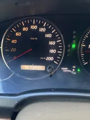 Toyota Land Cruiser 2004 года выпуска. VIN JTEBZ29J700016147. Находится в залоге у ПАО «Совкомбанк».