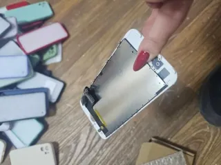 Годные остатки товаров для телефонов. Имущество реализуется в качестве годных остатков, признано не соответствующим требованиям документов по стандартизации. Документы на имущество отсутствуют.