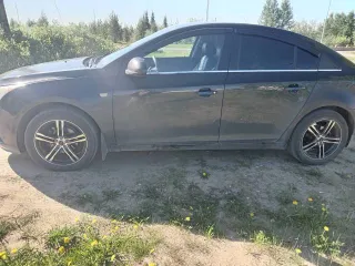 Chevrolet Cruze 2010 года, 141 лс, АКПП. Автомобиль марки ШЕВРОЛЕ КРУЗ, 2010 г.в., ГРЗ – В280УО89, VIN – XUFJA695JA3017360, цвет: черный. Учтено техническое состояние: автомобиль на ходу, требуется химчистка салона.