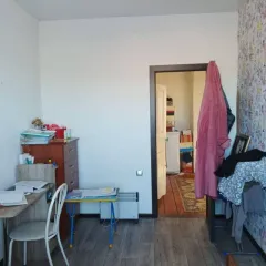 Квартира 61,6 м² в Кемеровской области, пгт Верх-Чебула, ул. 40 лет Победы, д. 1, кв. 1. Кадастровый номер: 42:16:0101002:2356. Земельный участок под домом предоставлен в аренду по договору №136. Финансовым управляющим получено согласие арендодателя, Комитета по управлению муниципальным имуществом…