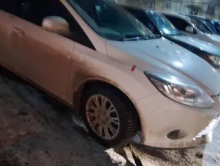 Ford Focus 2014 года выпуска, белого цвета. VIN: X9FKXXEEBKEM75135. ПТС 74 УК 824206, госномер О176ЕХ774. Тип двигателя: бензиновый, объем 1596 куб. см, мощность 104,72 л.с. (77 кВт). Экологический класс 5. Максимальная масса 1825 кг, масса без нагрузки 1316 кг. Произведен ЗАО "Форд Мотор Компани".