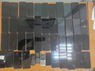 Смартфоны и мобильные телефоны 46 штук. Мобильные телефоны, смартфоны, сотовые телефоны, 46 наименований, подробнее на фото и прикреплённом извещении. Различные марки, модели и состояние. Состояние и работоспособность неизвестны. Б/у.