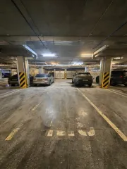 Машино-место площадью 13.3 кв.м, расположенное на подземном этаже по адресу: Тюменская область, город Тюмень, проезд Ледниковый, дом 2, сооружение 1, номер 128. Кадастровый номер 72:17:1313004:8976. Стены и перегородки железобетонные, внешние стены окрашены. Въезд и выезд через автоматические…