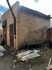 Навес на пандусе из металлоконструкций, сборно-разборный, литера Г1, площадь 196,5 кв.м.; 
Трансформаторная подстанция кирпичная капитальная и распределительный узел 0,4 кВ, №3017 ТР-Р РУ-04KV, литера Д, площадь 23,3 кв.м.; 
Гараж кирпичный капитальный, литера Е, площадь 61,5 кв.м…