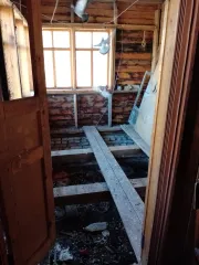 Дом 30.8 кв.м, участок 1200 кв.м, Курганская обл., Звериноголовский район, с. Круглое, ул. Озерная, дом 13. Дом частично разрушен, требует ремонтных работ. Кадастровый номер дома: 45:05:010801:1029, участка: 45:05:010801:973.