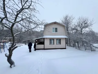 Земельный участок площадью 944 кв.м и садовый дом 61.4 кв.м, Нижегородская область, г. Н. Новгород, Приокский район, ул. 40 лет Победы, садоводческое товарищество «40 лет Победы». Назначение участка: ЗНП, назначение дома: Нежилое, количество этажей: 2. Кадастровый номер участка: 52:18:0080265:436…