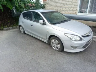 Hyundai i30 2010 Hyundai i30, 2010 года, 126 лс, АКПП еще Hyundai i30, 2010 года, 126 лс, АКПП еще Легковой автомобиль, HYUNDAI I30, VIN: TMADB51DBBJ142342,2010 года выпуска. Спущены все четыре колеса, двигатель требует замены.