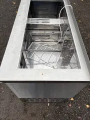 Холодильный стол для салатов HiCold SLE3-111GN (без крышки). Является бывшим в употреблении имуществом, могут иметься скрытые недостатки.