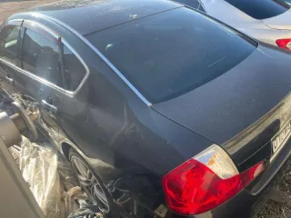 Nissan Fuga 2005 года, VIN PY50-215610, регистрационный номер 777DW A01 (республика Казахстан). Объем двигателя 3490 куб.см, седан черного цвета. Без ключей. Имеются повреждения: деформация передней части капота и левого переднего крыла, разбита левая передняя фара, на деформированном переднем…