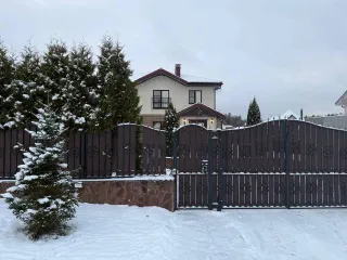 Дом 122,7 кв.м и три земельных участка в Ленинградской обл. Земельный участок площадью 682 +/-9 кв.м расположенный по адресу: Ленинградская обл., Всеволожский муниципальный район, Колтушское сельское поселение, д. Старая Пустошь, ул. Бенуа, уч. 5а (кадастровый номер 47:09:0114001:1093); Земельный…