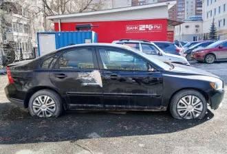 Volvo S40, 2007, черный, 141 734 км, 1 596 МТ (99,96 л.с.), бензин, передний, VIN YV1MS204282363187, седан, в нерабочем состоянии, разбито лобовое стекло, вмятины на правой стороне кузова и дверях, отломлено правое боковое зеркало, множественные повреждения кузова коррозией, багажник не…