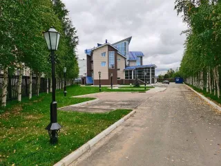 Имущественный комплекс состоит из здания офисного центра площадью 902,1 кв.м., расположенного по адресу: Российская Федерация, Республика Коми, муниципальный округ Ухта, город Ухта, набережная Нефтяников, дом 20а. Назначение: нежилое, количество этажей 4, в том числе подземных 0, кадастровый номер…