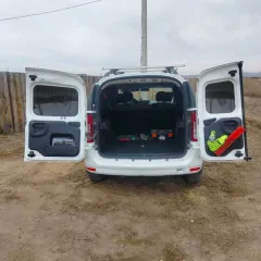 Lada Largus 2015 года, 105 л.с., пробег 141170 км. Цвет белый. Двигатель бензиновый, объем 1.6 л (1598 куб.см). VIN: XTARS0Y5LF0893725. Местоположение: г. Черногорск, Республика Хакасия, Россия.